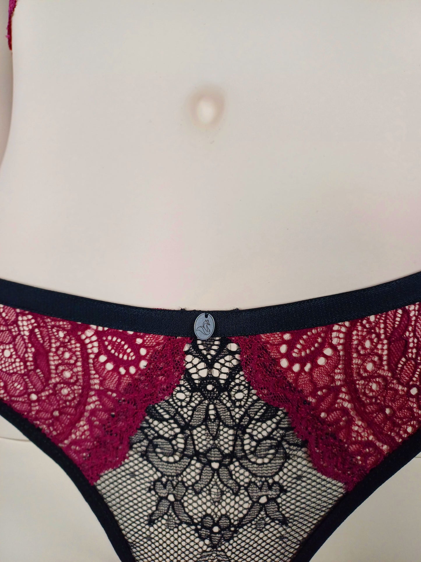 M6 - Model Set: Thong Slip + Top von Orietta Orelli