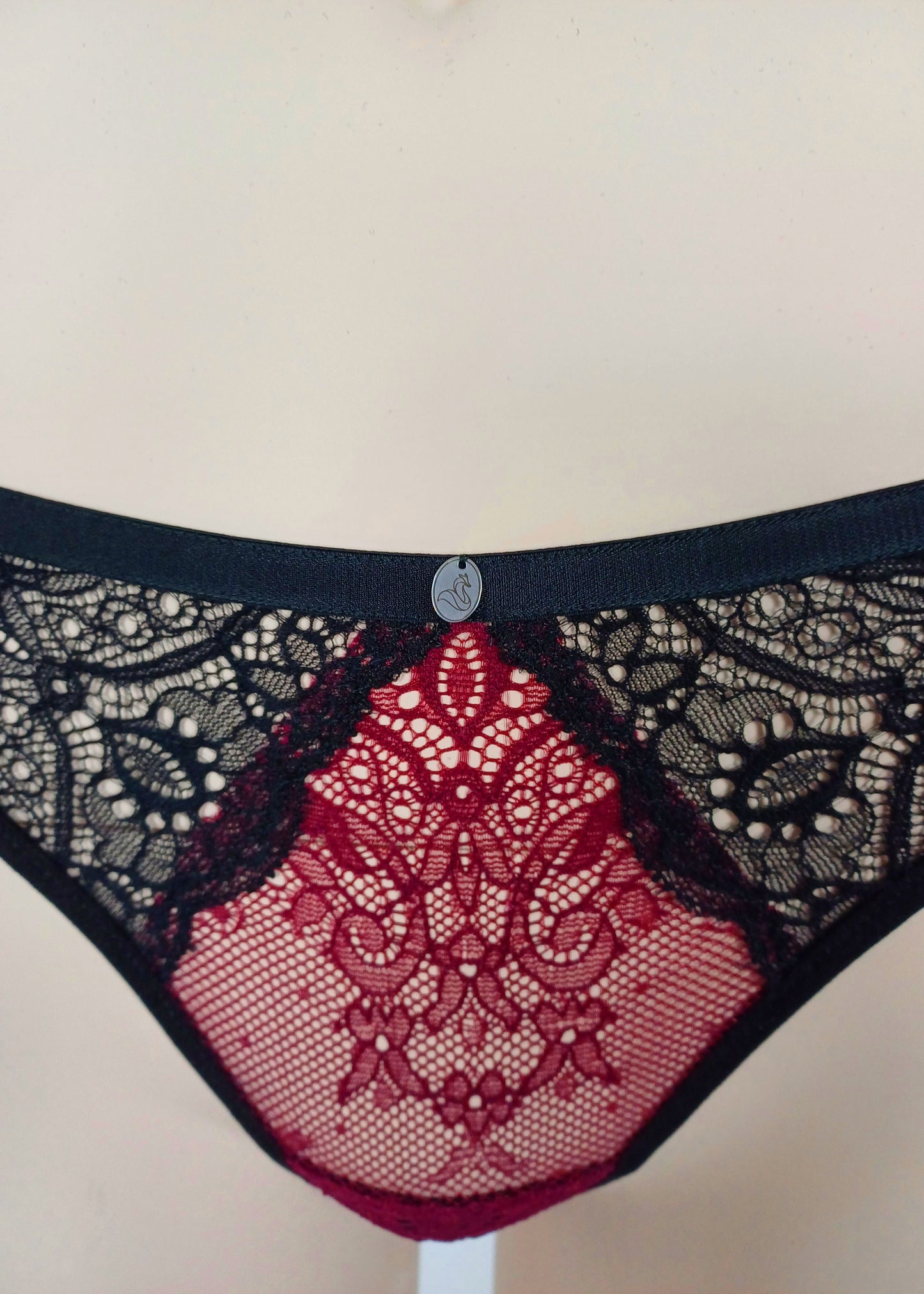 M6 - Model Set: Thong Slip + Top von Orietta Orelli