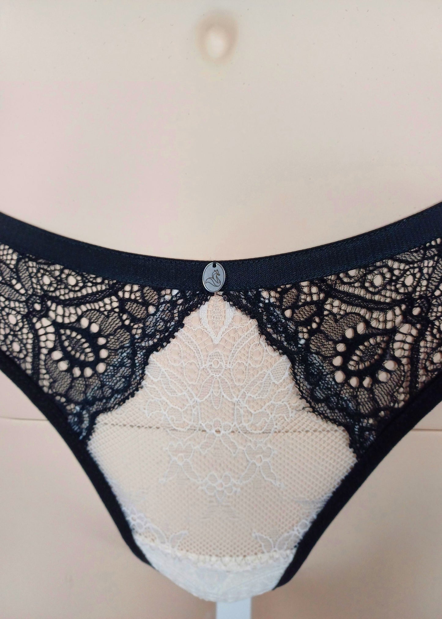 M6 - Model Set: Thong Slip + Top von Orietta Orelli