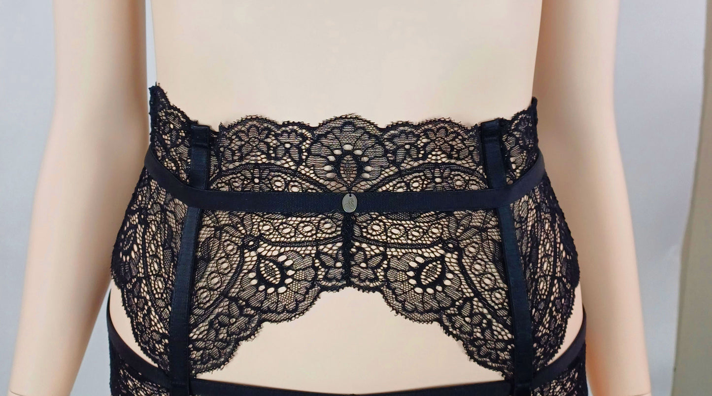 A3 - Accessoire: Strumpfhalter breit von Orietta Orelli